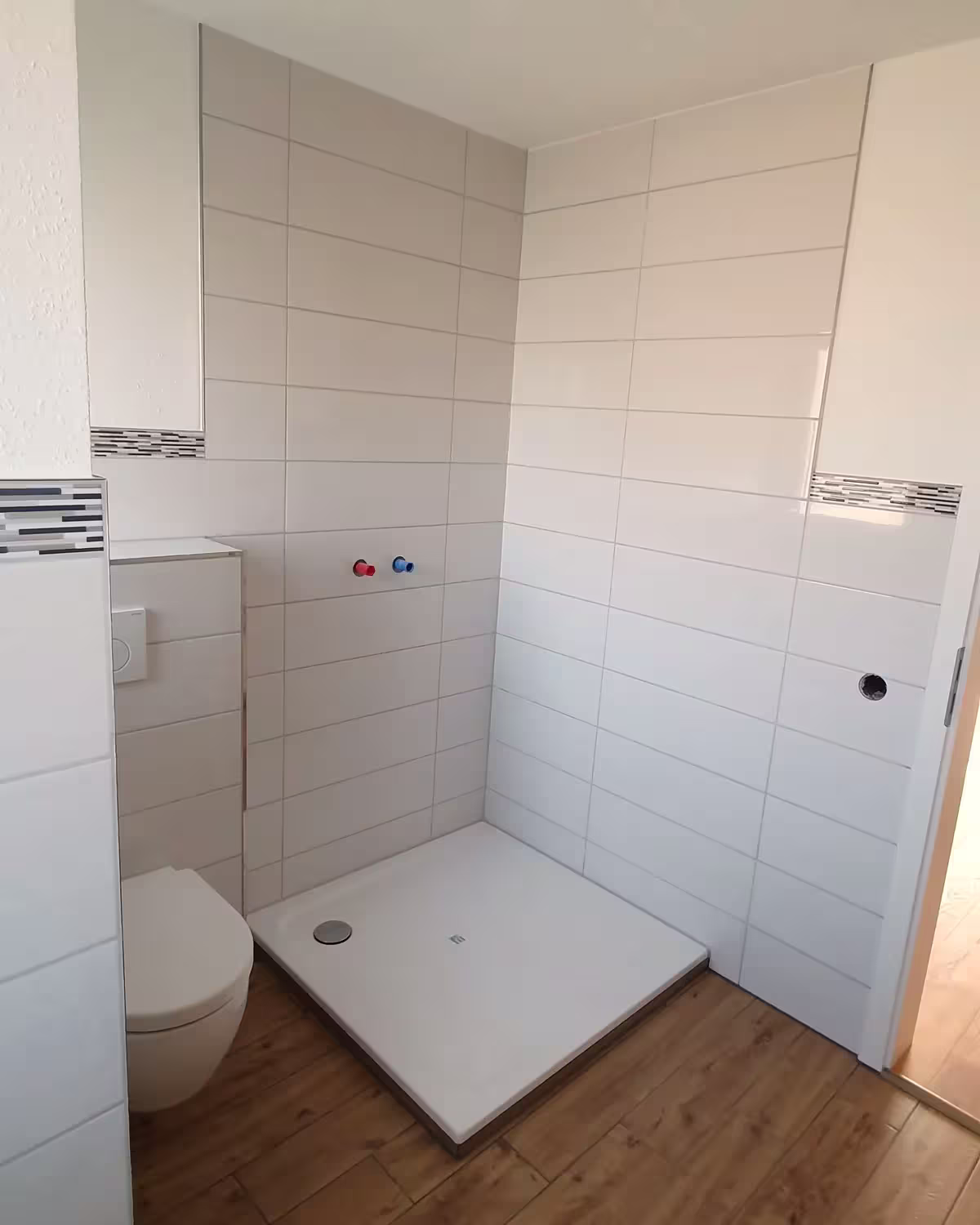 Bad mit bodengleicher Dusche und Holzoptik-Boden