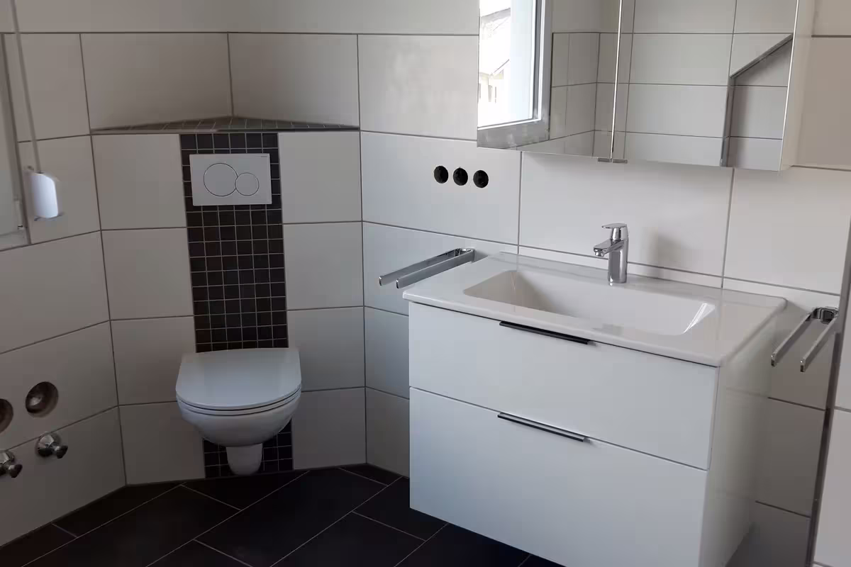 Fertig gefliestes Badezimmer mit Badewanne