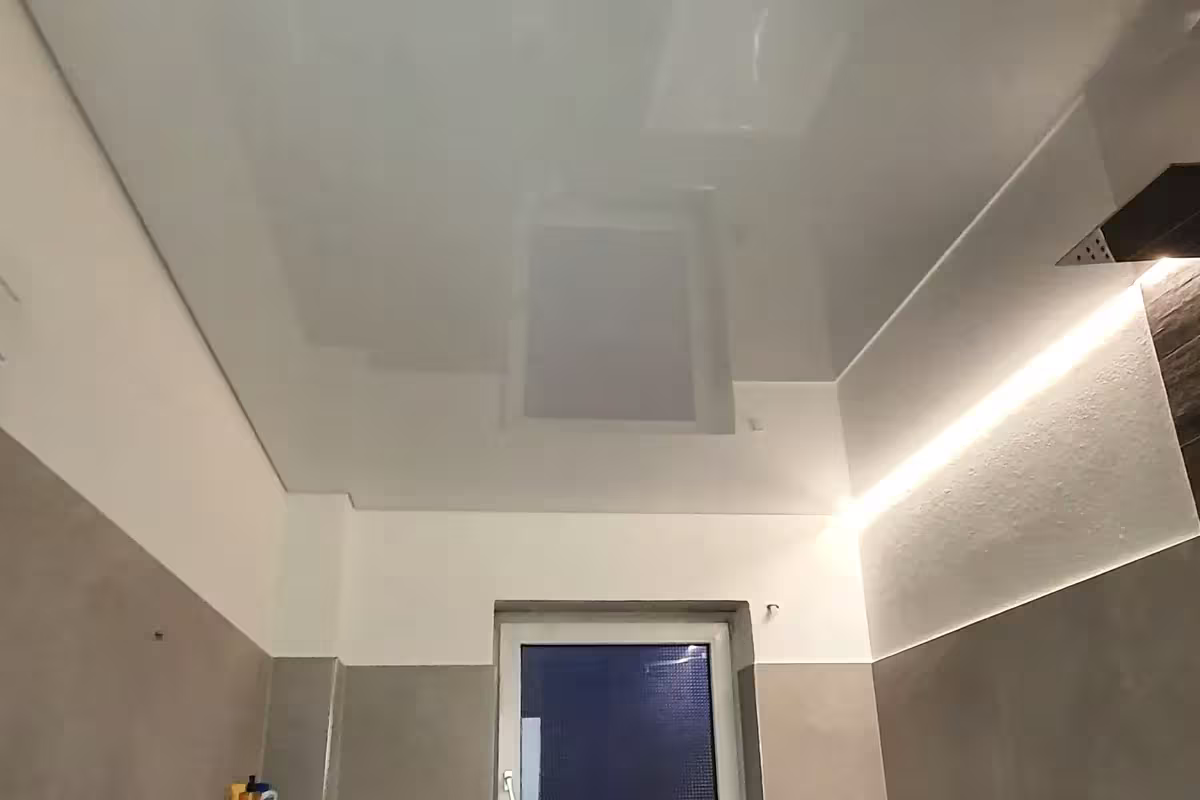 Hochglänzende Lackspanndecke mit LED-Licht