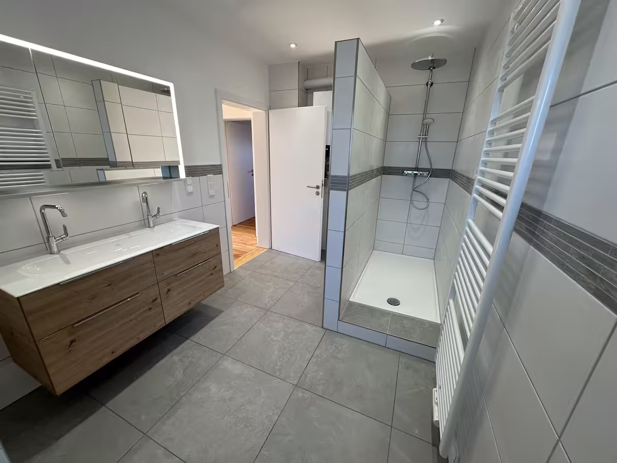 Modernes Bad mit Walk-in-Dusche und Doppelwaschtisch