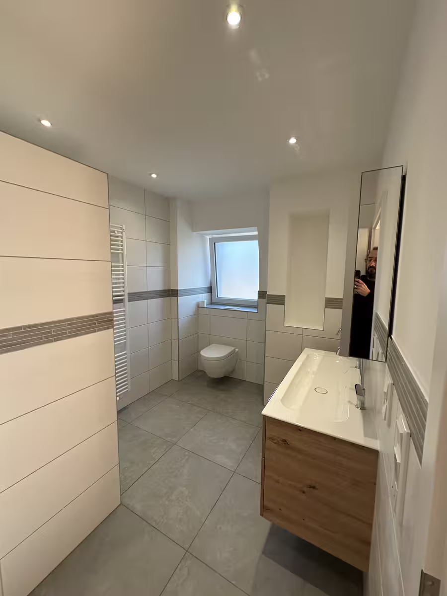 Bad mit Wandhänge-WC und Holz-Waschtisch