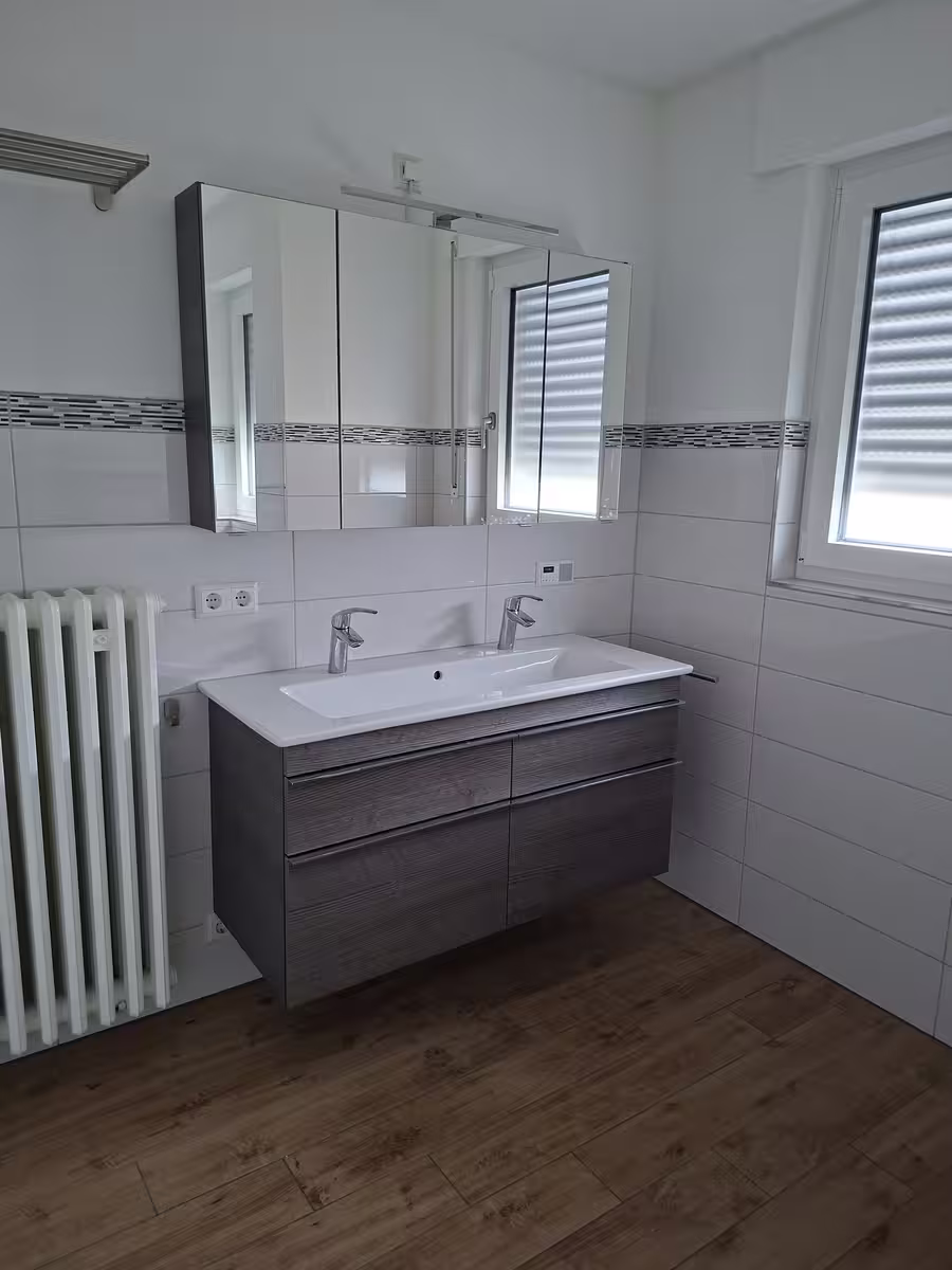 Doppelwaschtisch mit Spiegelschrank