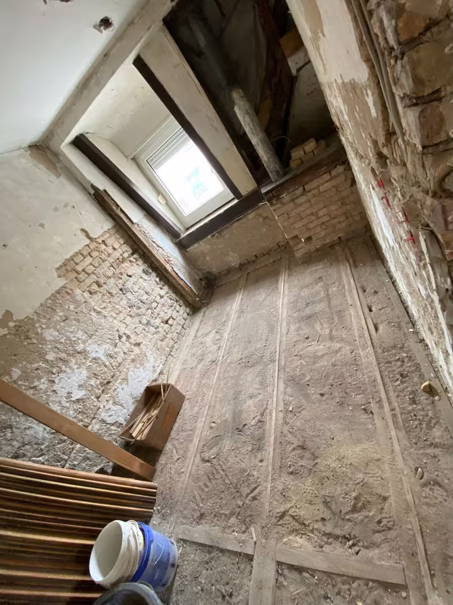 Freigelegter Bodenaufbau im Rohbau