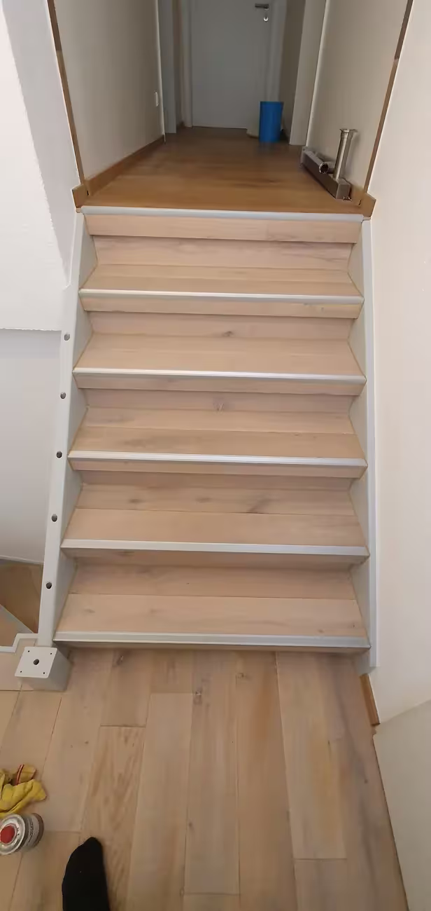 Handwerkliche Detailarbeit – neu verlegte Holztreppe