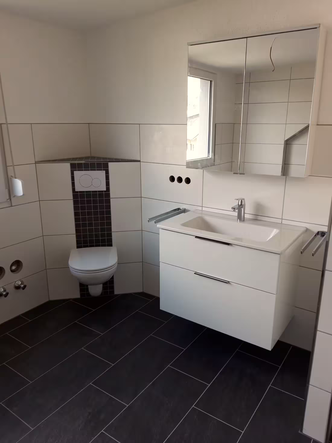 Fertig saniertes Bad mit Fliesen und Holzoptik-Boden