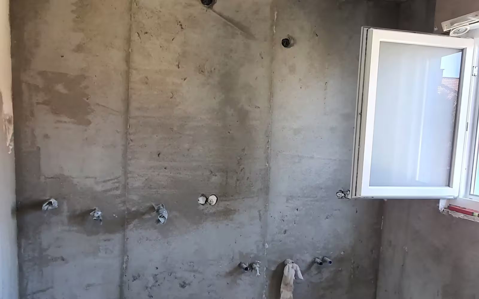 Bad im Rohbau — Betonwände, Anschlüsse vorbereitet